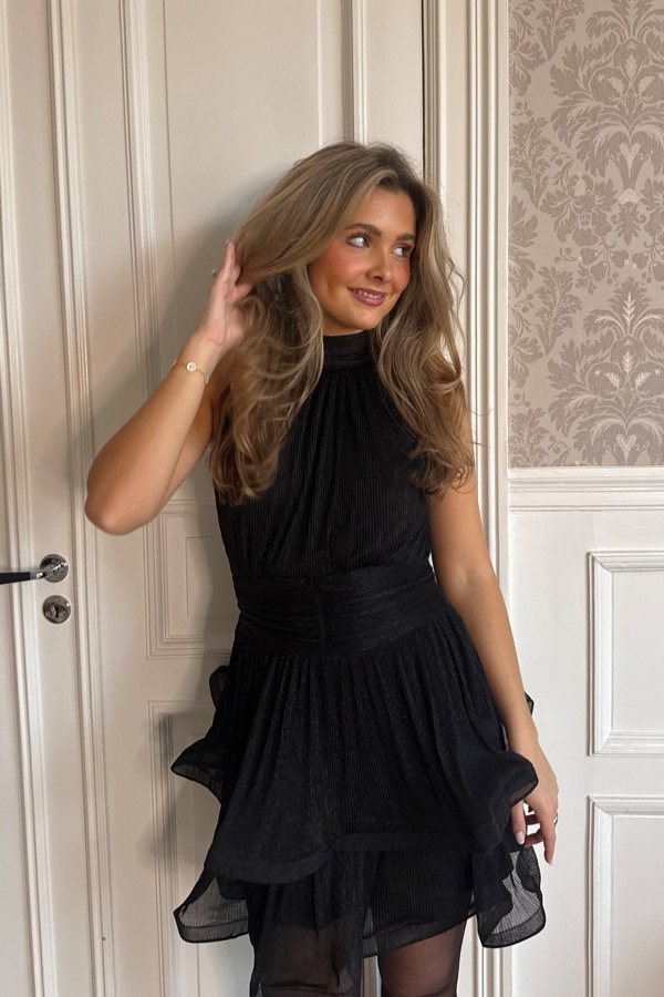 Jade Wave Plisse Dress - Black Karoline Krøvel